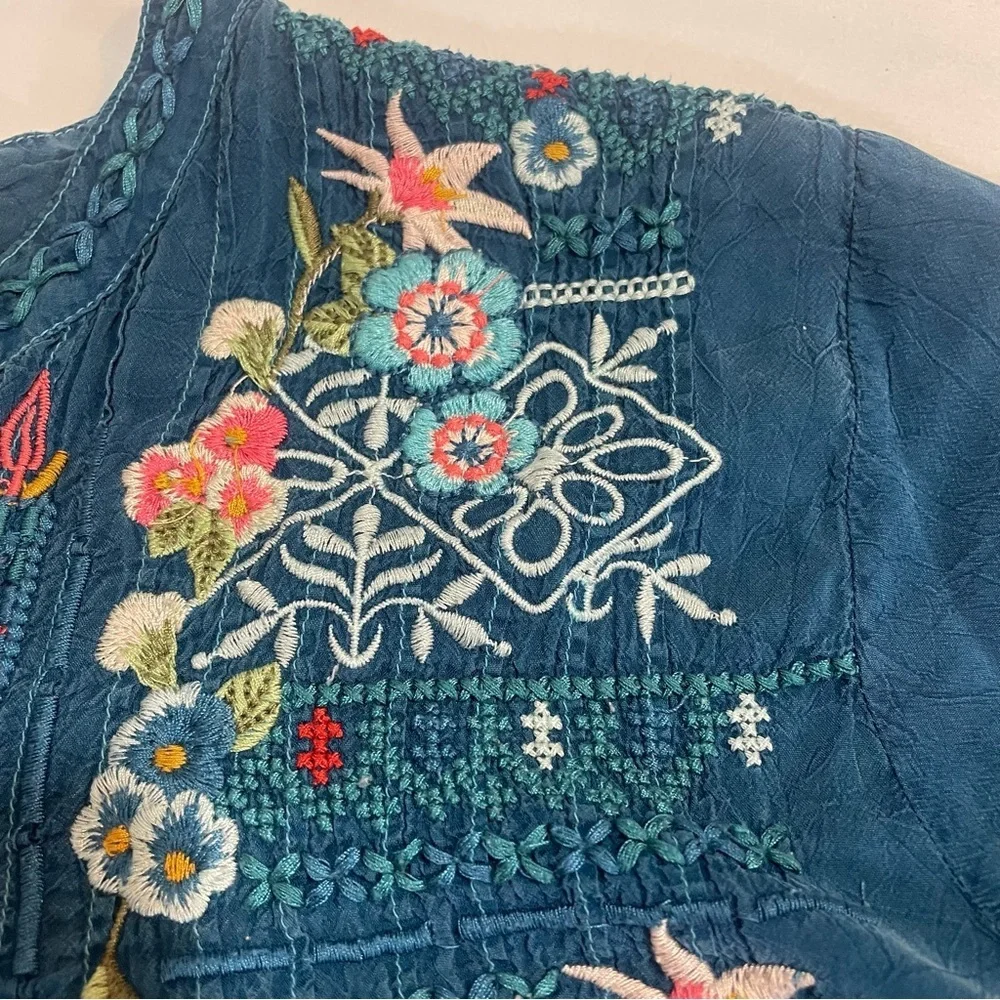 Johnny Was Embroidered Blue Women's Top size S. Boho Floral Festive. Pre-owned